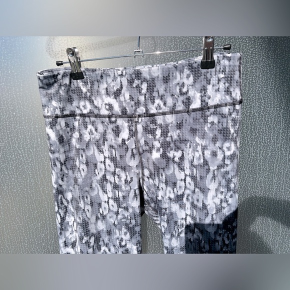 Yoga/Running leggings with Back Zip Pouch - Picture 3 of 4